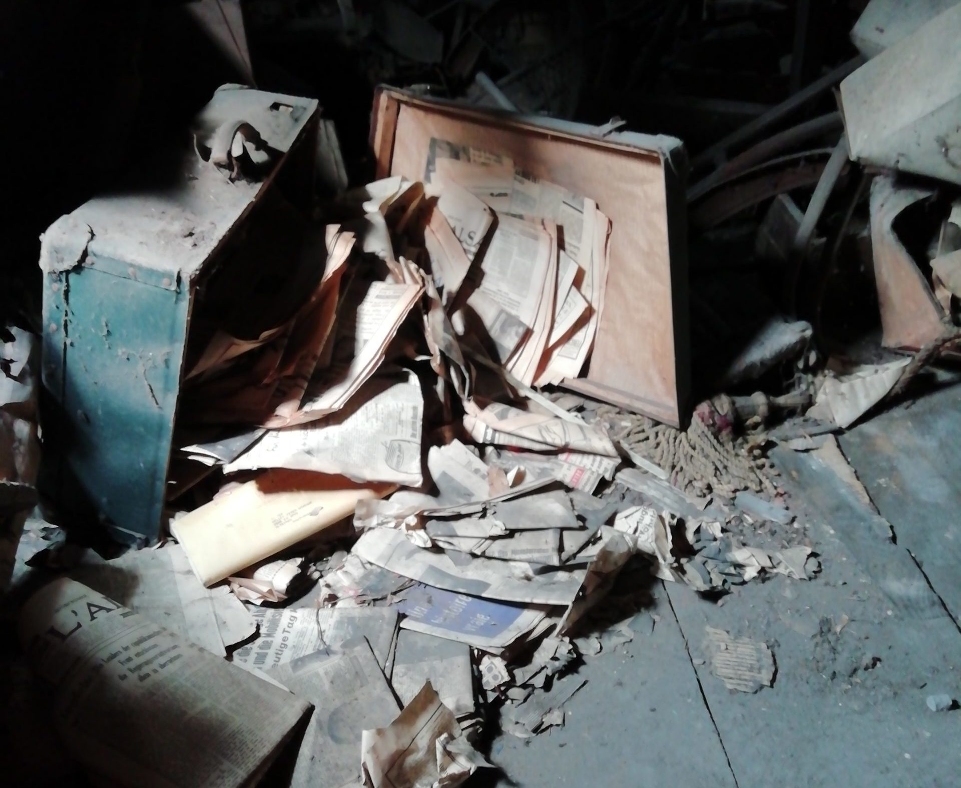 Vrac d'archives tombé d'une valise
